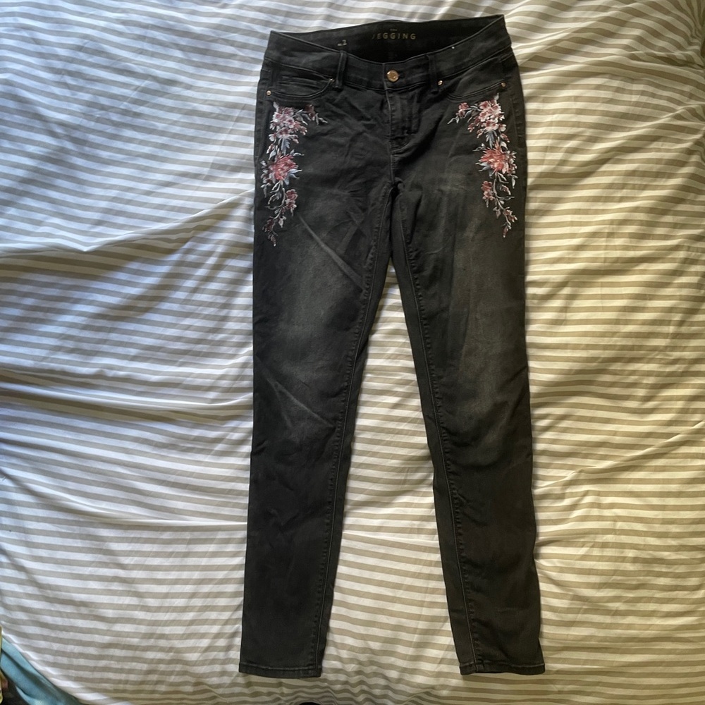 WHITE HOUSE BLACK MARKET embroidered dark grey pants - size 2